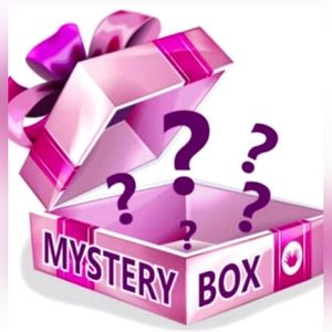 5 pieces of woman's clothing and 1 bonus item. Mostly size medium